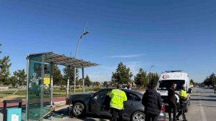 Çarpışan otomobilden birisi durağa daldı: Otobüs bekleyen şahıs yaralandı