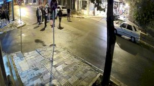 Devrilen araçtaki 8 aylık bebek camdan, baba ise aracın bagajından çıkartılarak kurtarıldı