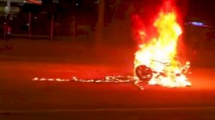 Diyarbakır’da aracın çarptığı motosiklet savrulup alev aldı: 1 yaralı