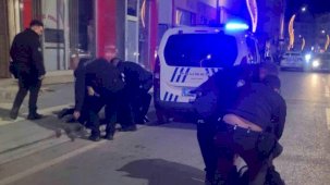 Dükkan basıp polise direnen şahıslar gazetecilere saldırdı: o anlar kamerada