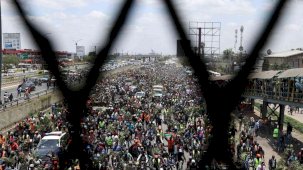 Eski Kenya Başbakanı Odinga’nın cenazesinde polisle ziyaretçiler ortasında çatışma: En az 4 meyyit