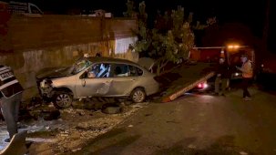 Feci kazada takla atan otomobil sürücüsü araçta sıkıştı