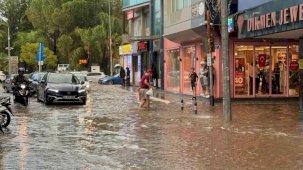 Fethiye sağanak yağışa teslim oldu, ev ve iş yerleri sular altında kaldı