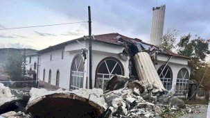 Fırtına minareyi yıktı: Cemaat ölümden döndü