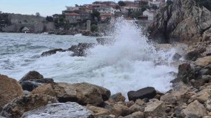 Fırtına uyarısı yapılan Bartın’da dev dalgalar