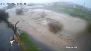 Foça’da Kaptanoğlu’nun aracının sele kapıldığı anlar