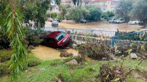 Foça’da yoğun yağış sele yol açtı: 1 kişi kayıp
