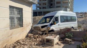 Gaziantep’te kazadan kaçmaya çalışan servis konuta çarptı: 3 yaralı
