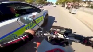 Gaziantep’te trafik kurallarını ihlal eden motosikletliyi polisler çarparak durdurdu