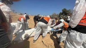 Gazze’de ailelerin teşhis edemediği 54 cenaze toplu mezara defnedildi