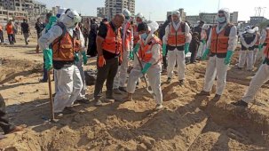 Gazze’de saldırılar nedeniyle toplu şekilde defnedilen cenazeler kimlik tespiti için mezardan çıkarıldı