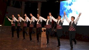 Gençlik ve Cumhuriyet Dansı izleyenleri kendine hayran bıraktı