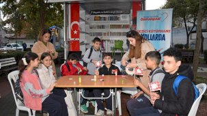 Gezici kütüphaneden çocuklara özel bayram turu