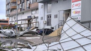 Hatay’da fırtınada uçan çatı 2 araca ziyan verdi