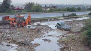 Heyelanın kapattığı otoyolda araçlar mahsur kaldı