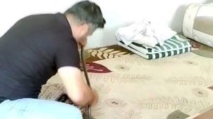 İnsanlar korkularından konteynere giremezken o elleriyle 1 metrelik yılanı yakaladı