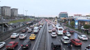 İstanbul'da yağmur trafik yoğunluğuna neden oldu