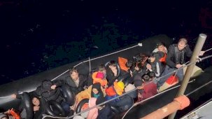 İzmir açıklarında peş peşe göçmen yakalama ve kurtarma operasyonları