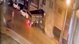 İzmir’de freni boşalan kamyon duvarı yıkıp konuta girdi