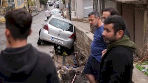 İzmir'de sağanak etkili oldu: Otomobil çukura düştü