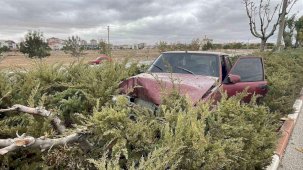 Karaman’da araba refüje çıktı: 2 yaralı
