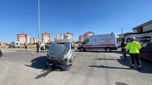 Karaman’da hafif ticari araçla cip çarpıştı: 3 yaralı