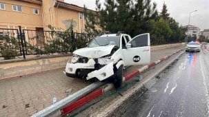 Karaman’da yağış nedeniyle denetimden çıkan pikap aydınlatma direğini devirdi