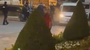 Kastamonu Belediyesi önünde işten çıkartılan şahıs eylem yapıp kendine zarar verdi