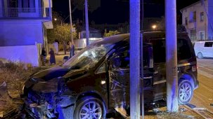 Kaza yaparak savrulan motosiklet yayalara çarptı: 5 yaralı