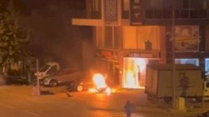 Kaza yapıp yanmaya başlayan motosikletin sürücüsünü vatandaşlar kurtardı