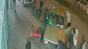 Kaza yaptıkları aracı bırakıp kaçtılar: Kaza anı güvenlik kamerasında