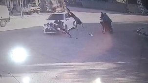 Kazada savrulan motosikletin şoförü yaşlı çiftin üzerine uçtu: 4 yaralı
