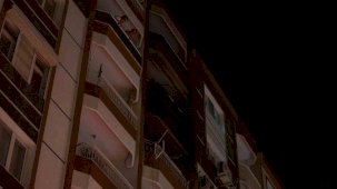 Kendisinden şikayetçi olan eşine kızıp meskeni ateşe verdi