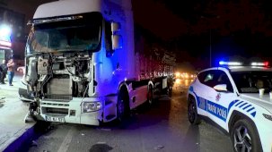 Kontrolden çıkan TIR park halindeki araçları biçti