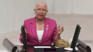 Kürsüde peruğunu çıkaran CHP'li Nurten Yontar kanseri yendiğini duyurdu