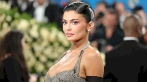 Kylie Jenner artık de şarkıcılığa soyundu!