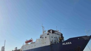 Limana bağlı yük gemisinde çıkan yangın söndürüldü