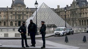 Louvre Müzesi'nde soygun! Hırsızlar mücevherleri çalıp kaçtı