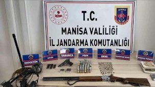 Manisa’da tarihi eser operasyonu: 289 nesne, silahlar ve dedektör ele geçirildi