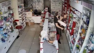 Mersin’de muadil ilaç verdiği için eczacı kalfasının kafasını sopayla yaran saldırgan, cebinden çıkardığı bıçakla üzerine saldırdı