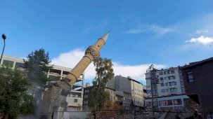 Minare saniyeler içinde yerle bir oldu