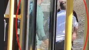 Minibüs sürücüsü ile yolcu ortasında 'durak' arbedesi: Yumruklar havada uçuştu