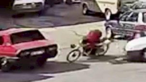 Motosiklet park halindeki otomobile çarptı, 15 yaşındaki sürücü ağır yaralandı