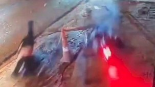 Motosikletli gençlerin havada savrulduğu kaza kamerada