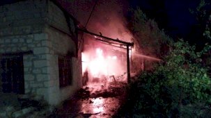 Müstakil ev alev alev yandı