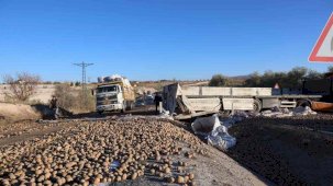 Nevşehir’de patates yüklü tır devrildi: Yol trafiğe kapandı
