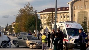 Orta sokaktan çıkan servis kazaya sebep oldu: 1 yaralı