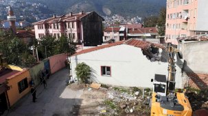 Osmangazi Belediyesi Nakkaş Ali Sokakta kaçak yapıyı yıktı