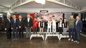 Osmangazi’de Satranç ustaları kupalarına kavuştu!