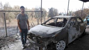 Otluk alanda çıkıp samanlığa sıçrayan yangında, tarım aletleri ve arabaları yanan depremzede ailenin emekleri kül oldu